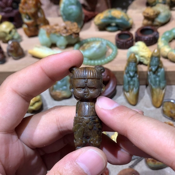 未镶嵌岫岩河磨玉（透闪石质玉）挂件