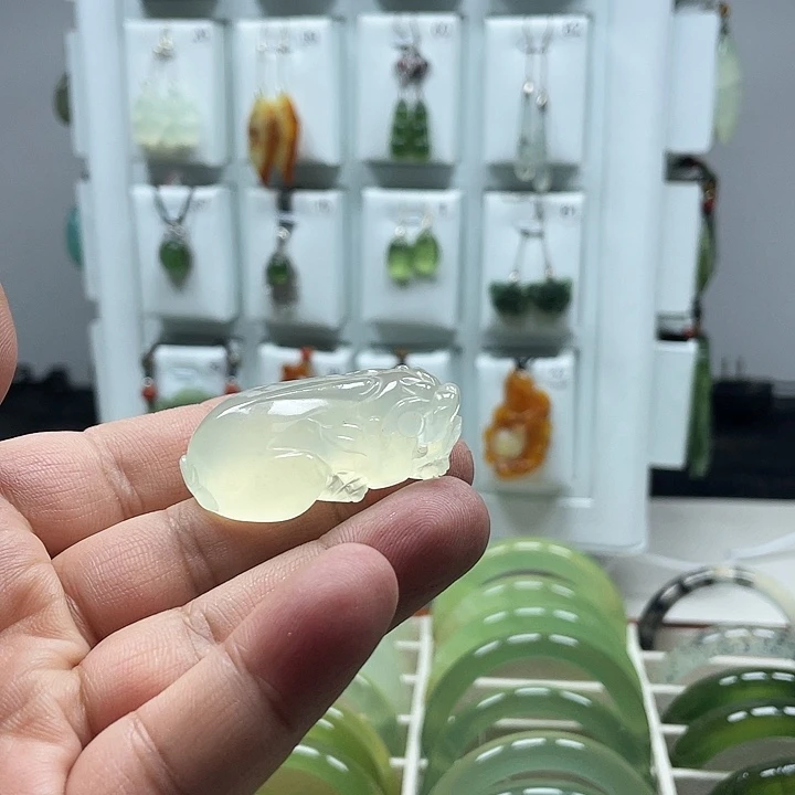 蛇纹石玉颈饰未镶嵌W****n