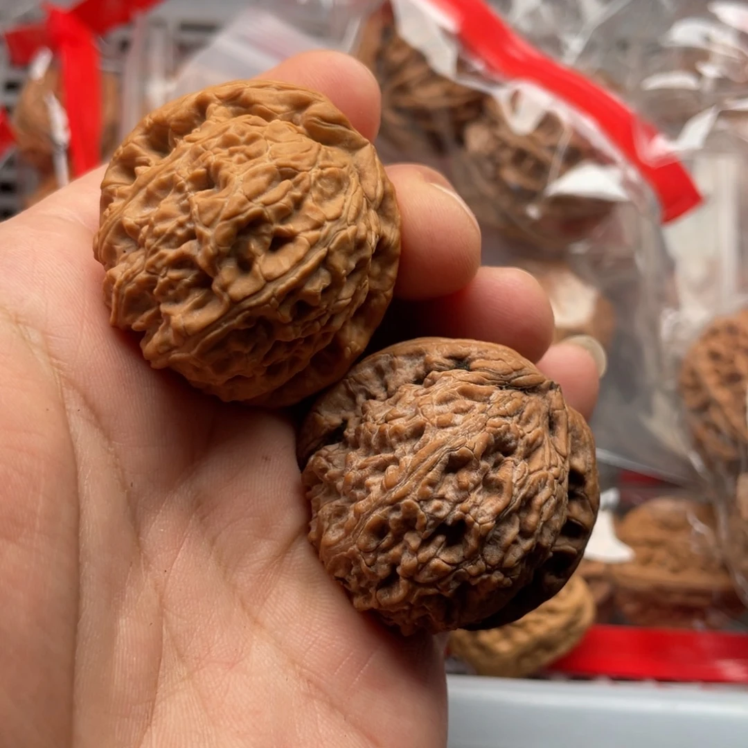 文玩核桃吊坠白狮子