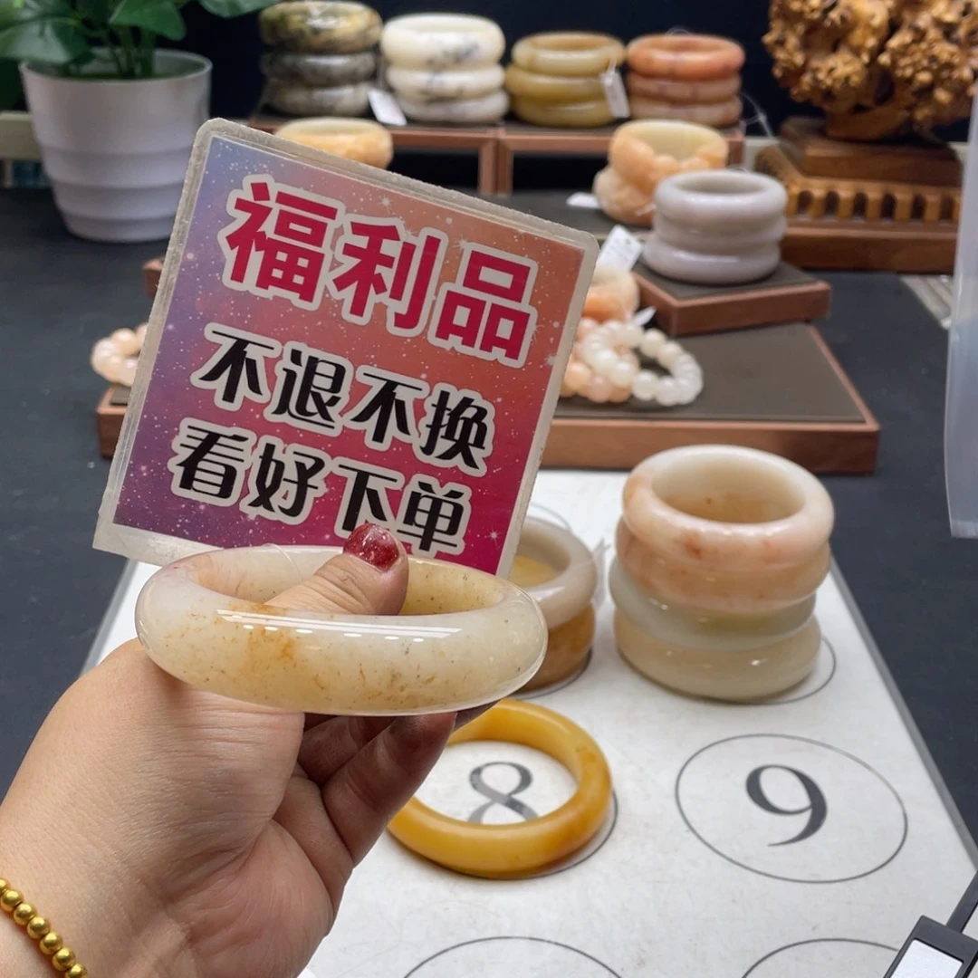 冬***冬石英岩玉未镶嵌手镯