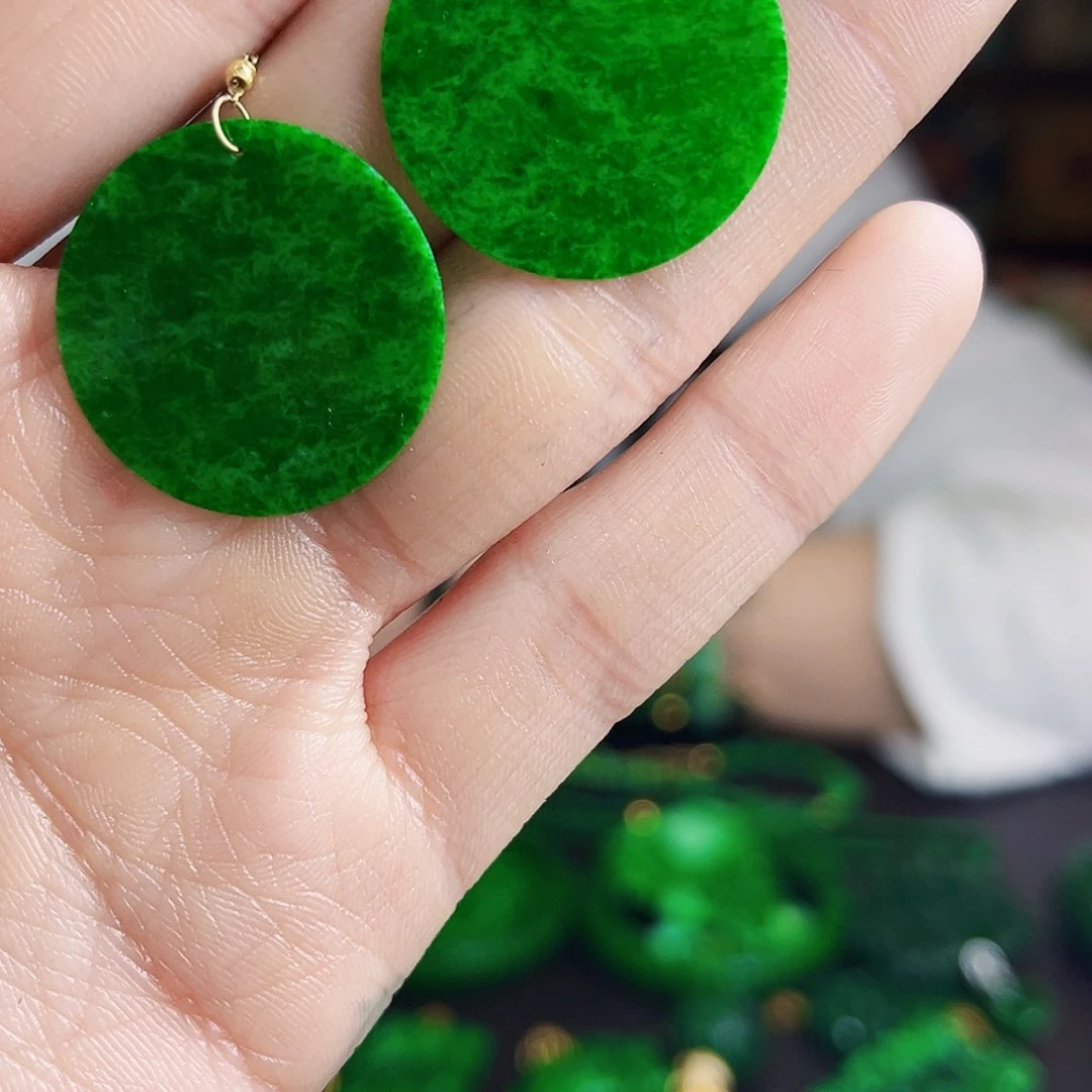 颈饰18K金镶嵌翡翠多样性