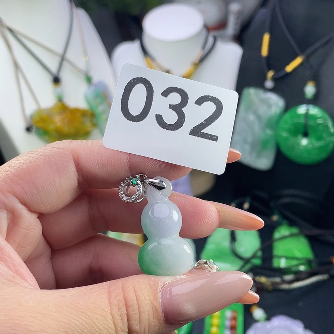 翡翠未镶嵌吊坠(赠链)