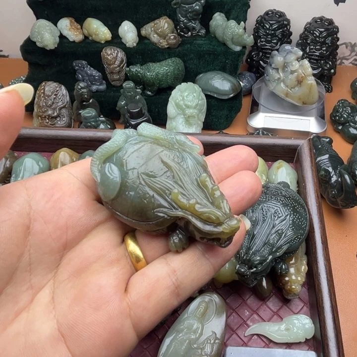 稳***，和田玉未镶嵌把件