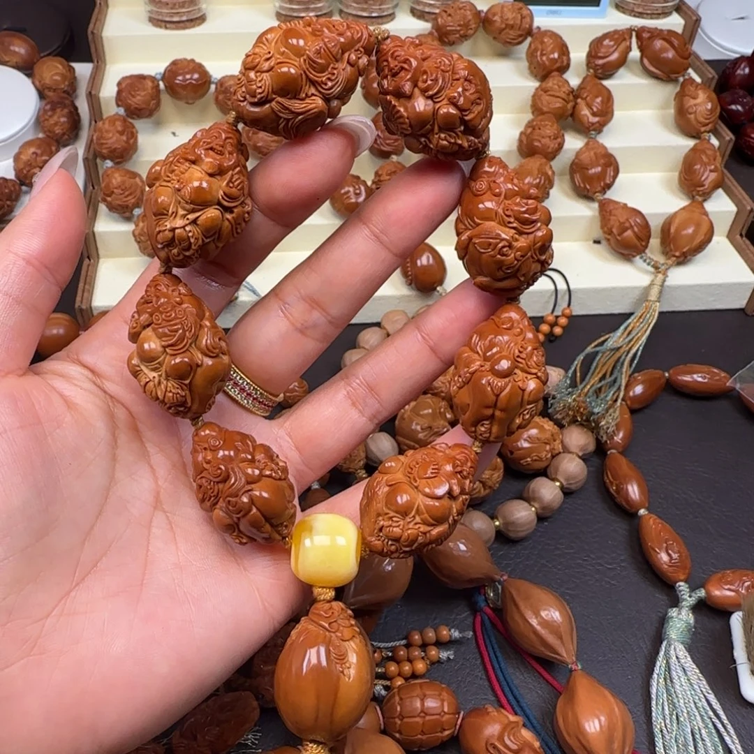 ****8橄榄核吊坠骑兽弥勒手串