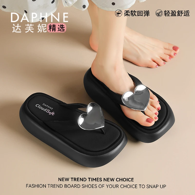 达芙妮高级感厚底人字拖2025新款夏季外穿爱心装饰软底松糕凉拖鞋
