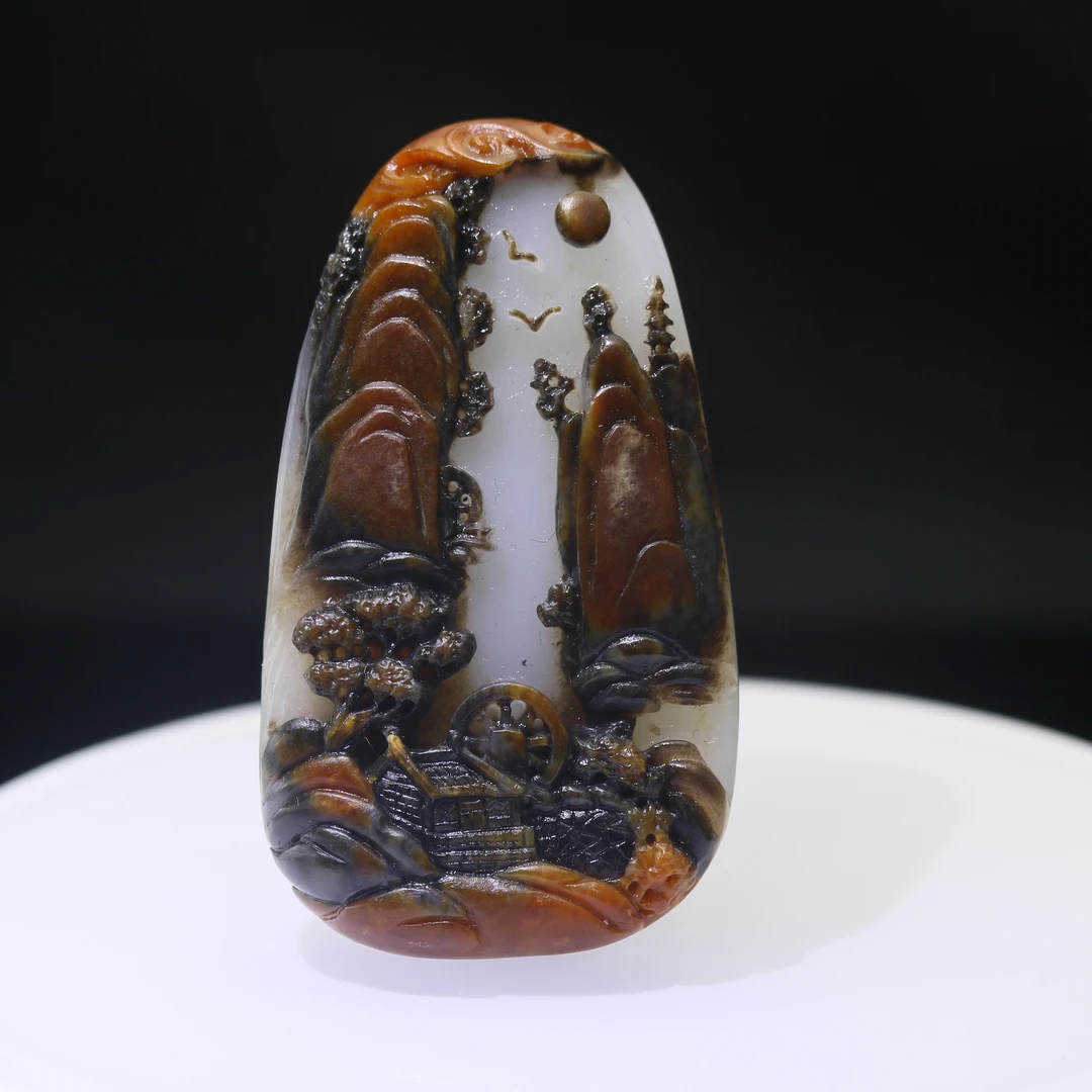 51和田玉羊脂白聚黑皮红皮挂件（钟文杰作）/200049保利厦门拍卖