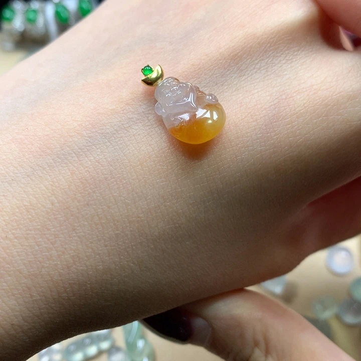 翡翠18K金镶嵌颈饰财神