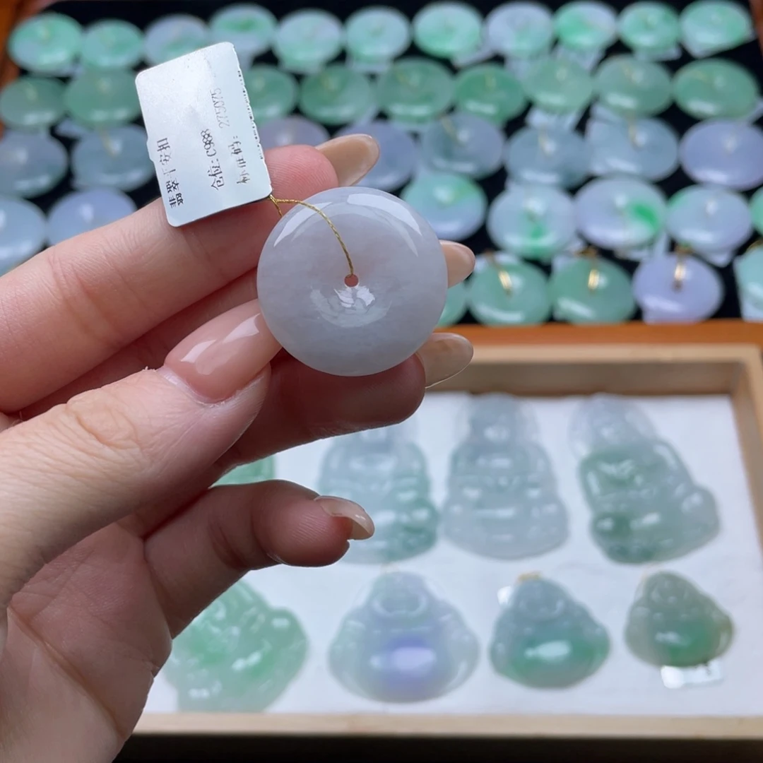 翡翠未镶嵌颈饰平安扣