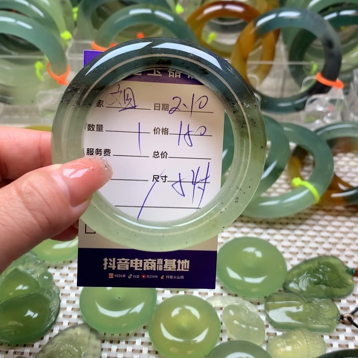 蛇纹石玉手镯未镶嵌姐****?