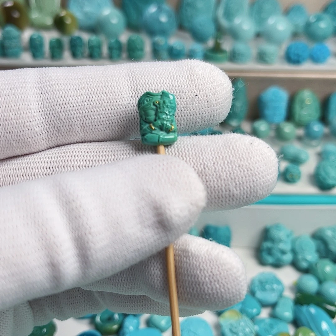 洛***希绿松石未镶嵌珠宝奇石