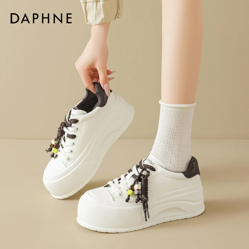 达芙妮新款小白鞋2025年秋季时尚百搭休闲鞋串珠厚底增高板鞋女鞋