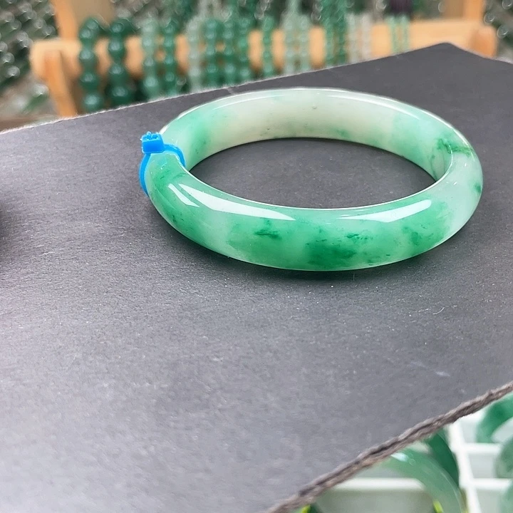 未镶嵌手镯石英质玉