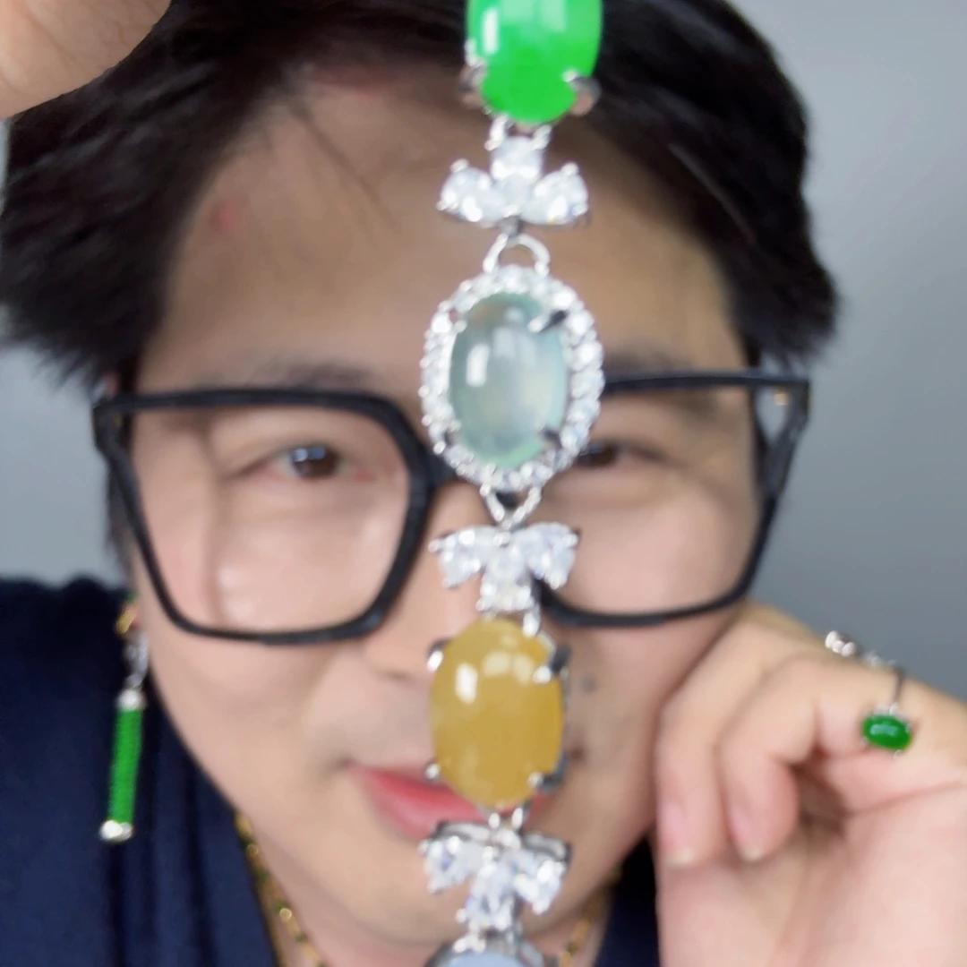 翡翠未镶嵌颈饰一件