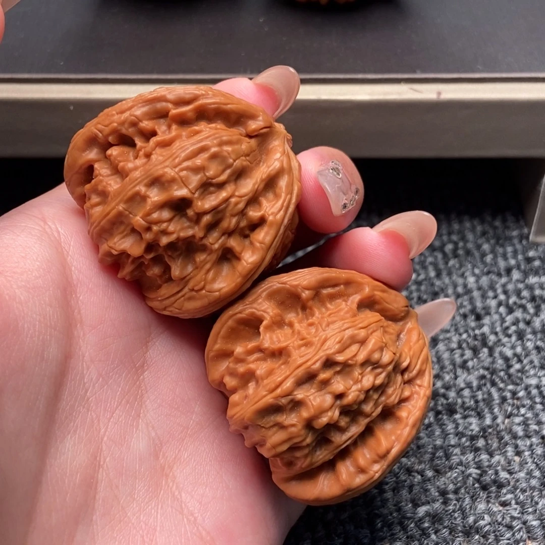 王***飞木质类白狮子正奔