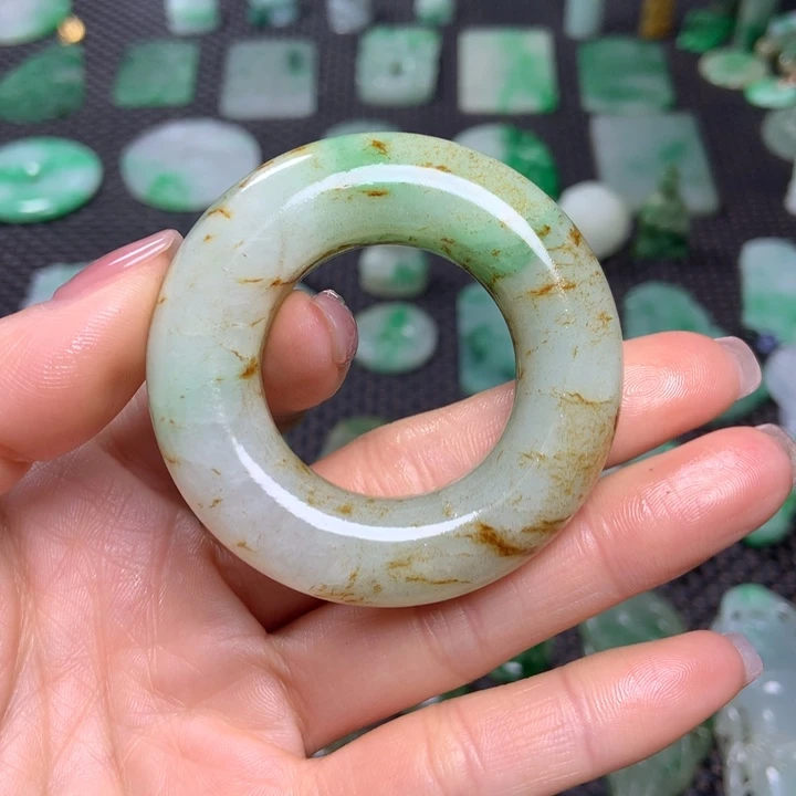 翡翠挂件未镶嵌……