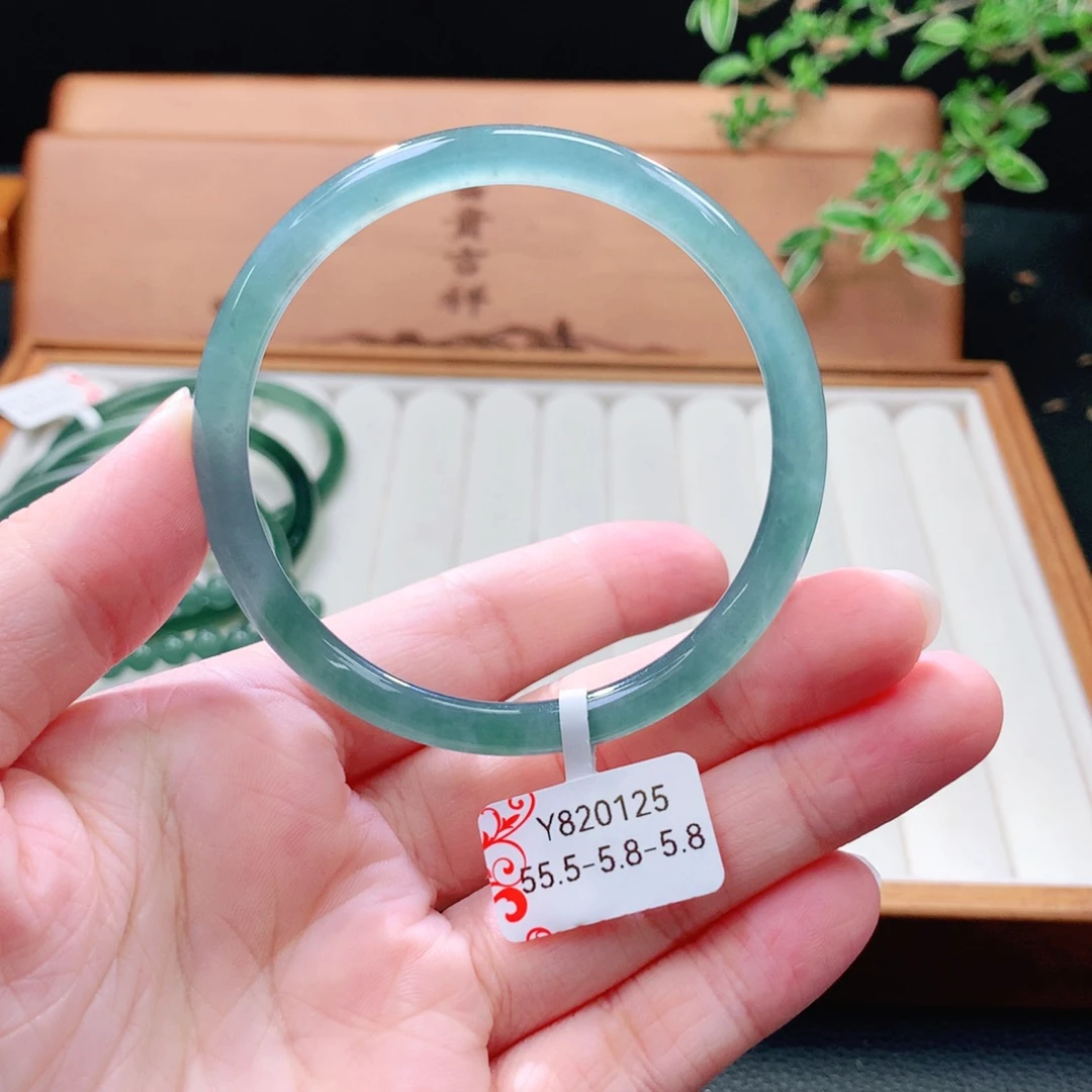 翡翠未镶嵌手镯（圆镯）