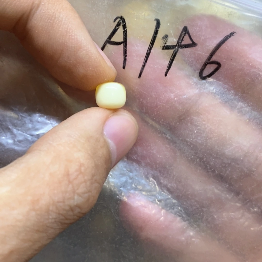 菩***界裸石蜜蜡未镶嵌好
