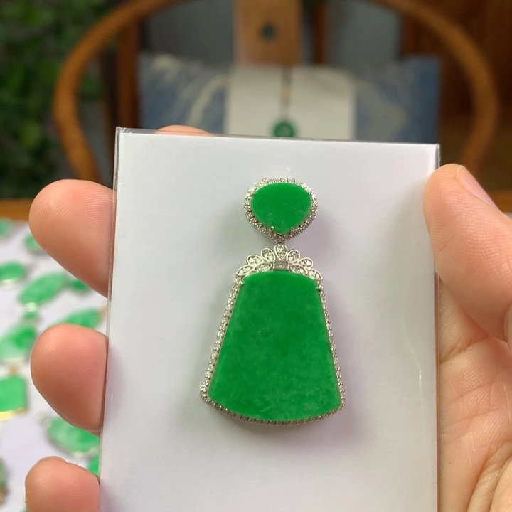 翡翠18K金镶嵌颈饰翡翠吊坠