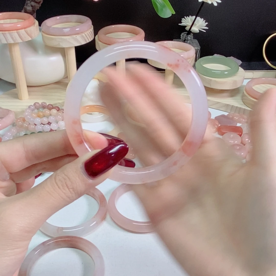 岁***月石英质玉（金丝玉）未镶嵌手镯