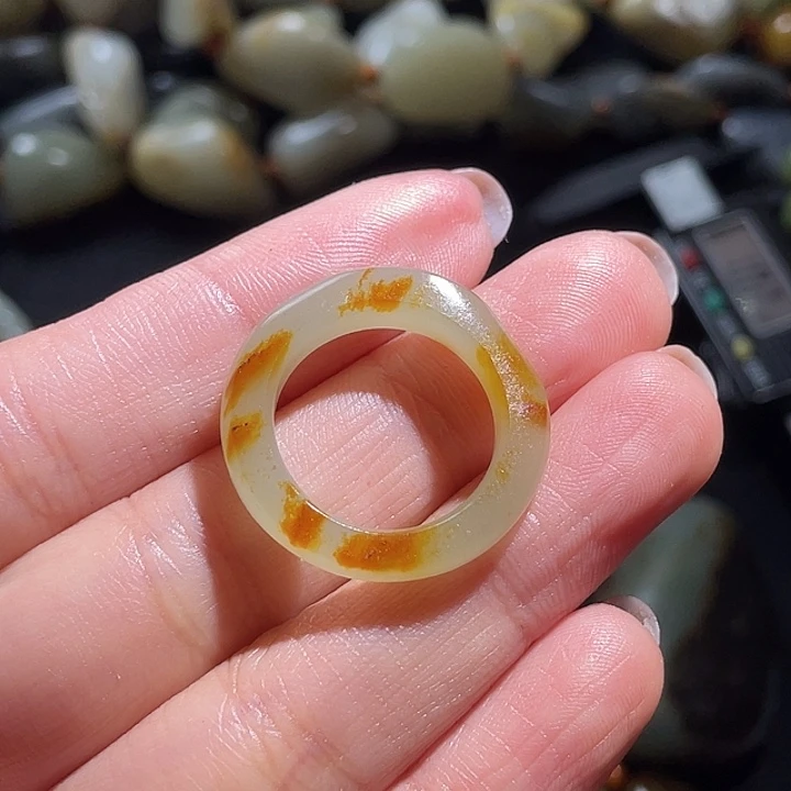未镶嵌戒指和田玉江*