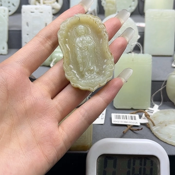 和田玉未镶嵌颈饰云*