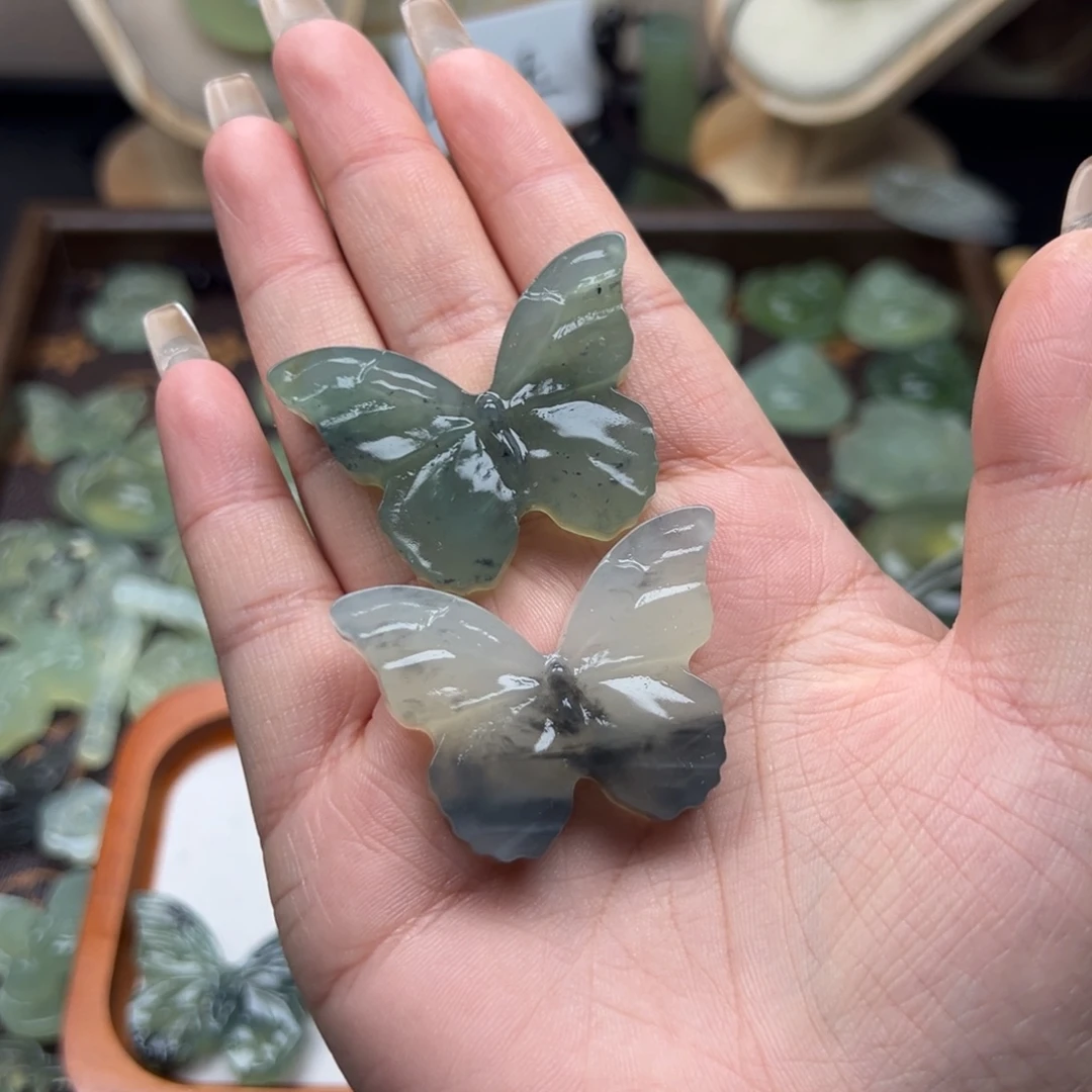 用***6蛇纹石玉未镶嵌颈饰蝴蝶2个