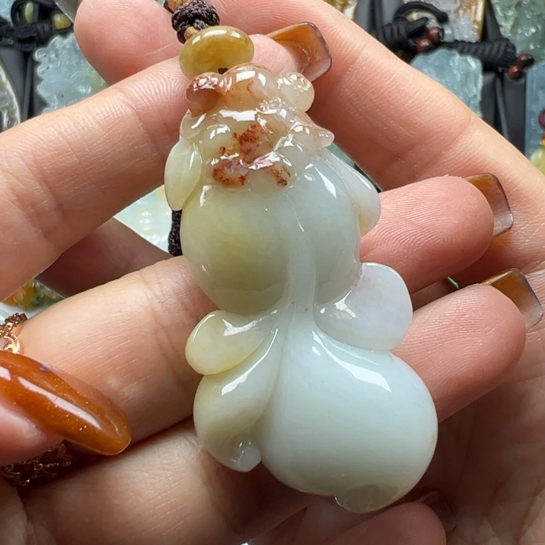 翡翠未镶嵌颈饰小鱼