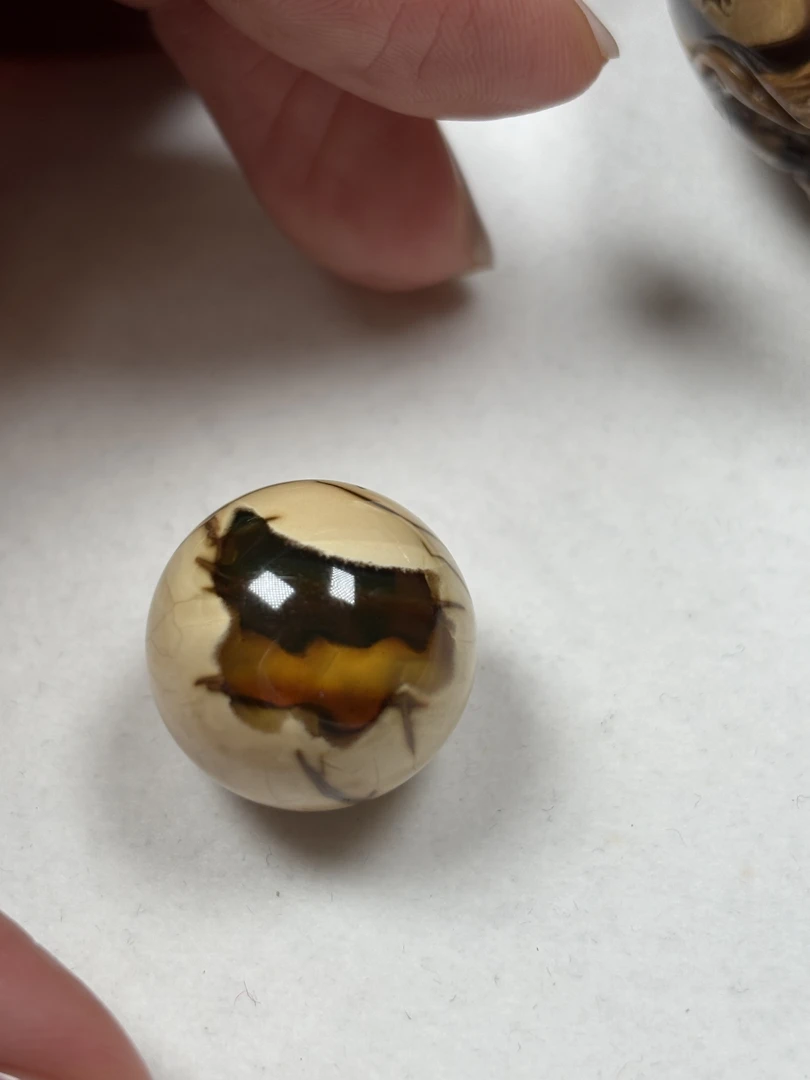 缅甸琥珀金底血瓷根蛋黄溶洞单珠