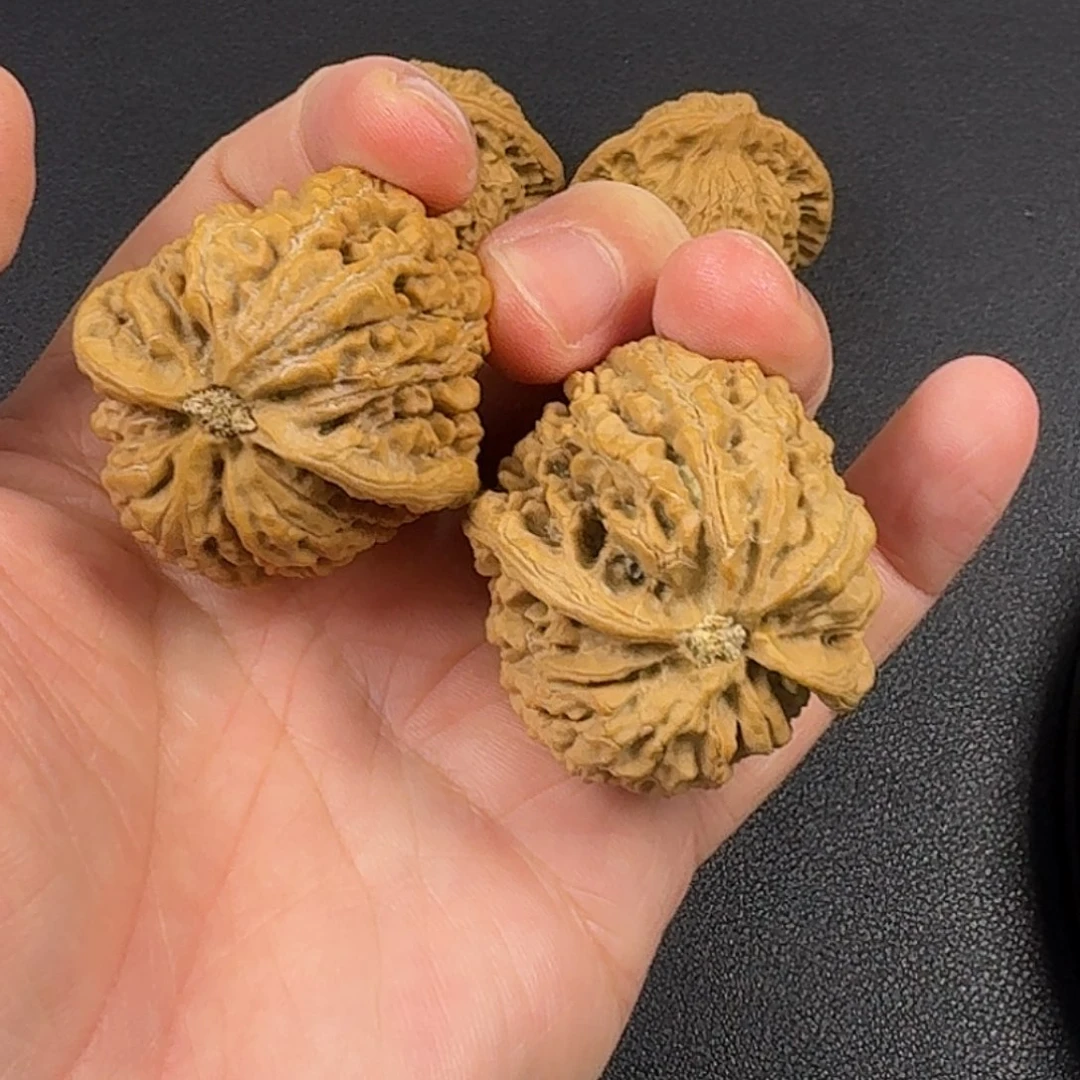 W***e吊坠文玩核桃座佛