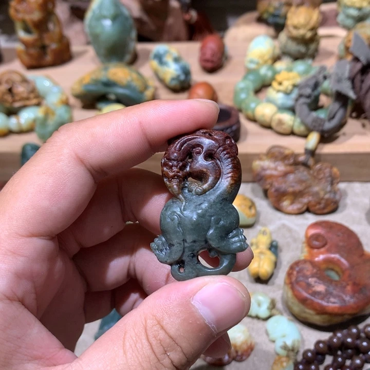 未镶嵌岫岩河磨玉（透闪石质玉）挂件