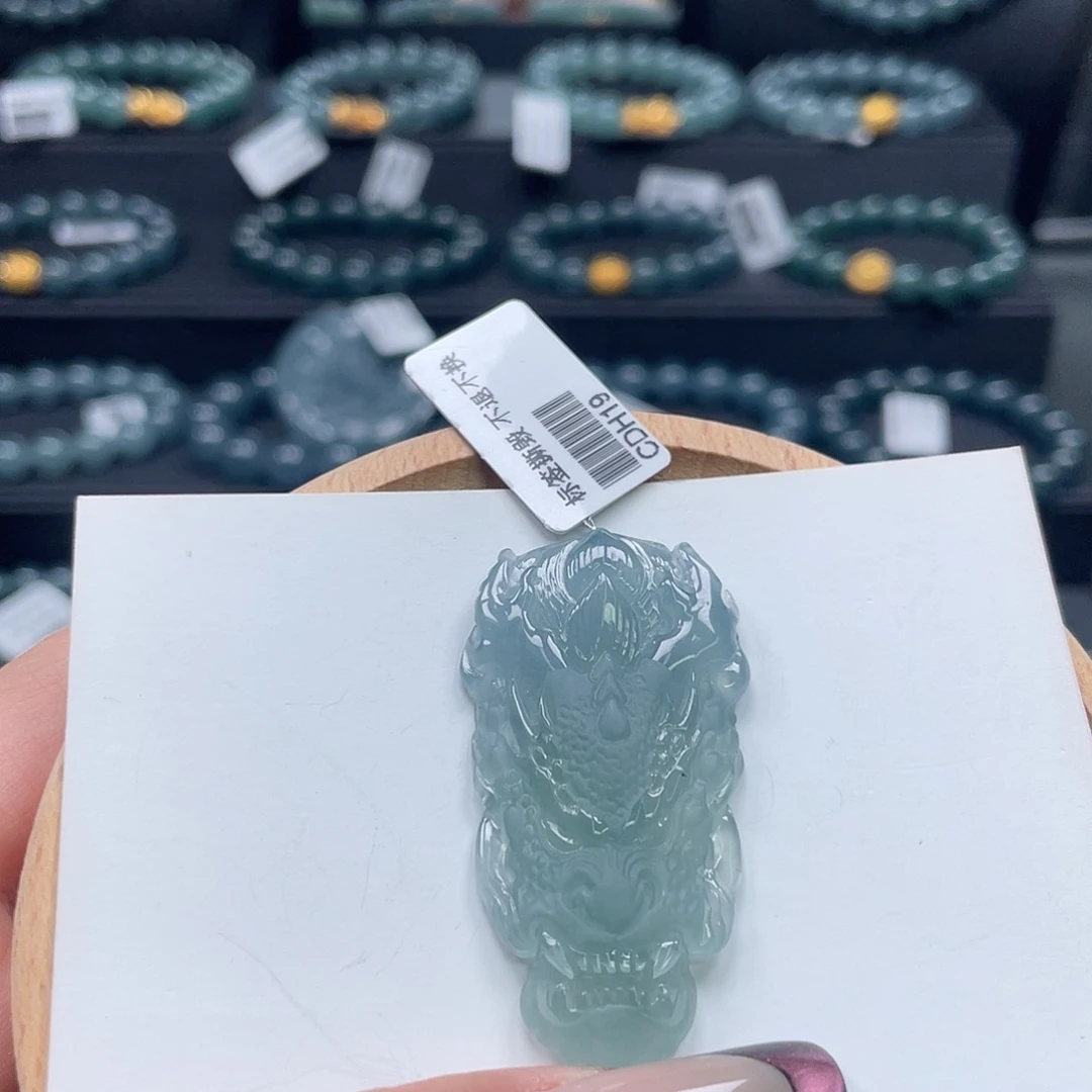 翡翠未镶嵌吊坠(赠链)