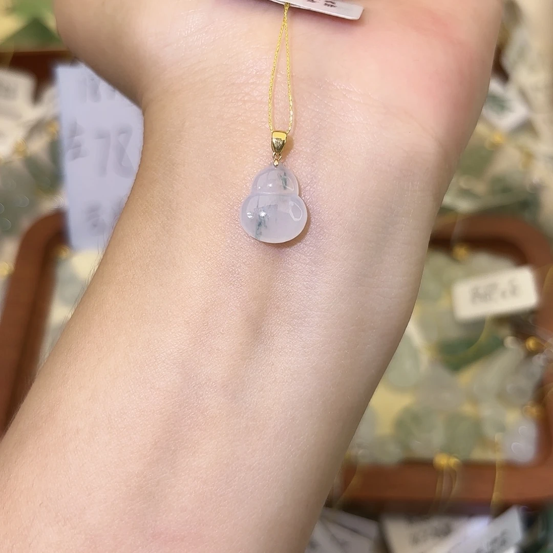 翡翠18K金镶嵌颈饰葫芦