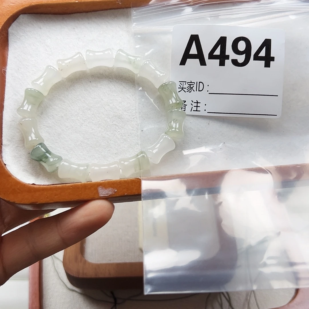 伊***人石英质玉合金颈饰