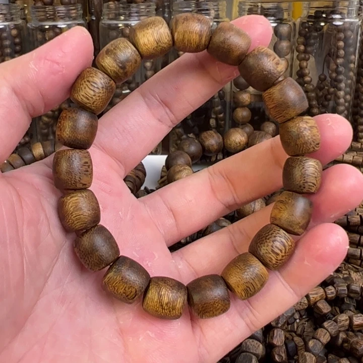 沉香手串乌身圆叶手串