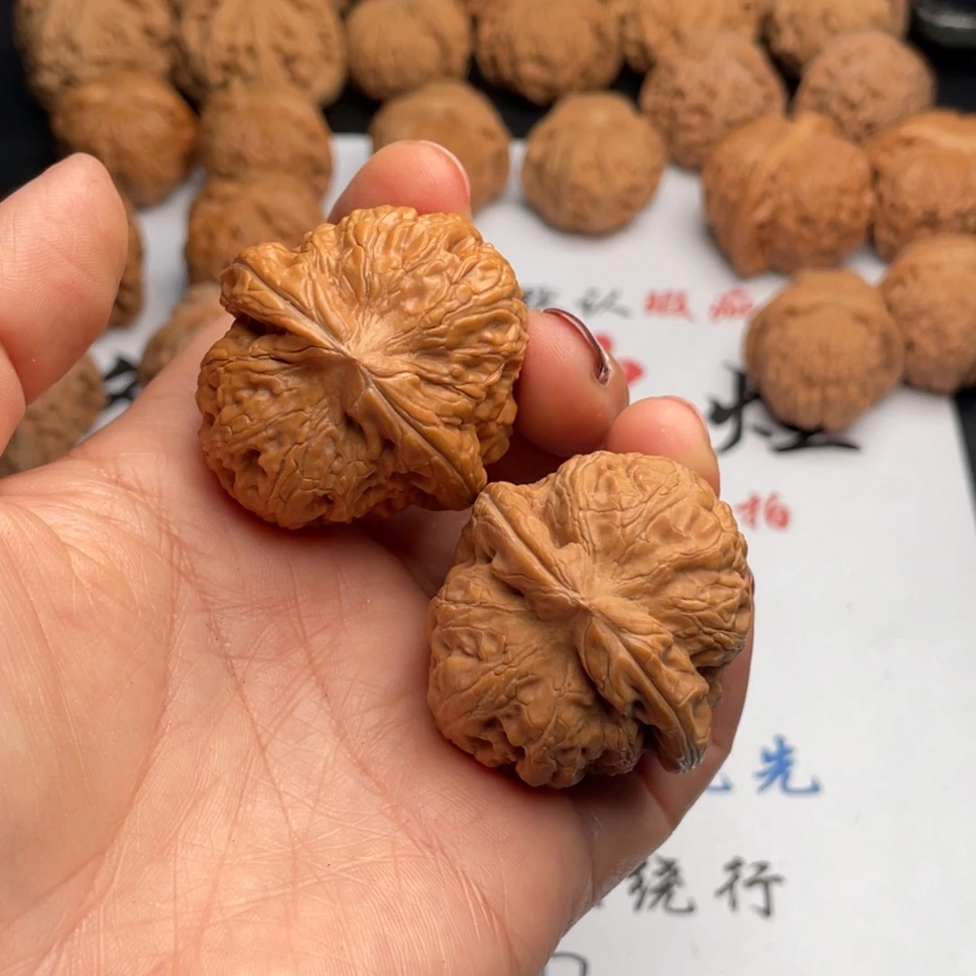 文玩核桃吊坠010。40元宝
