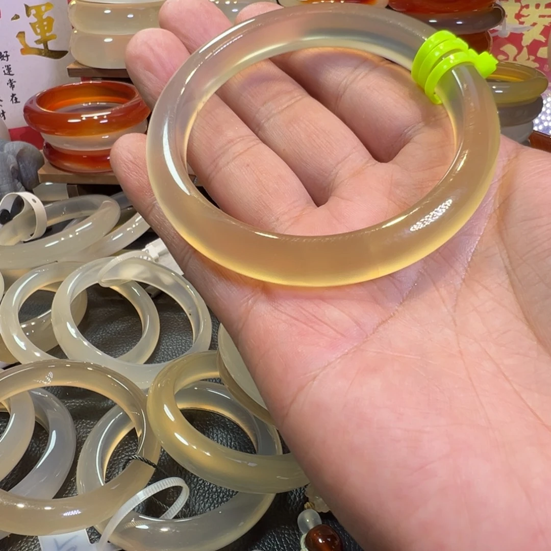 瞌***熊手镯玛瑙/玉髓未镶嵌