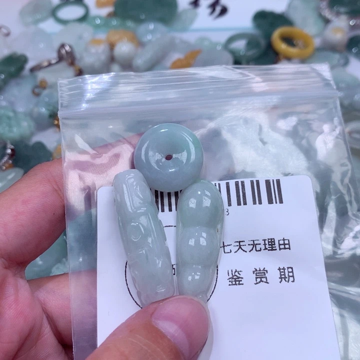 翡翠未镶嵌颈饰挂件