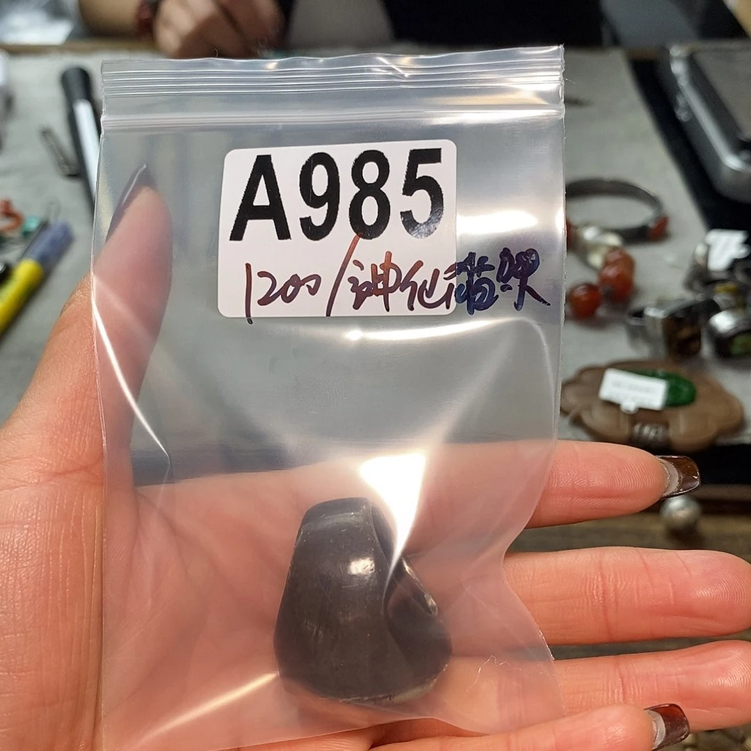 翡翠挂件足银镶嵌神**咪戒指