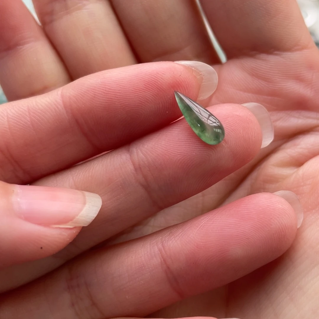 翡翠颈饰未镶嵌水滴