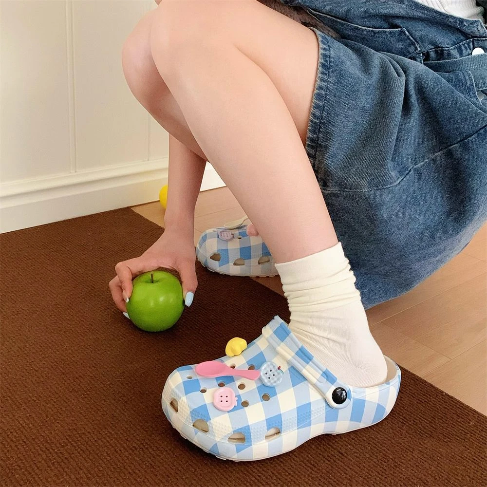 细细条 夏季多巴胺彩色汤匙洞洞鞋EVA软底拼色格子海边沙滩凉拖鞋