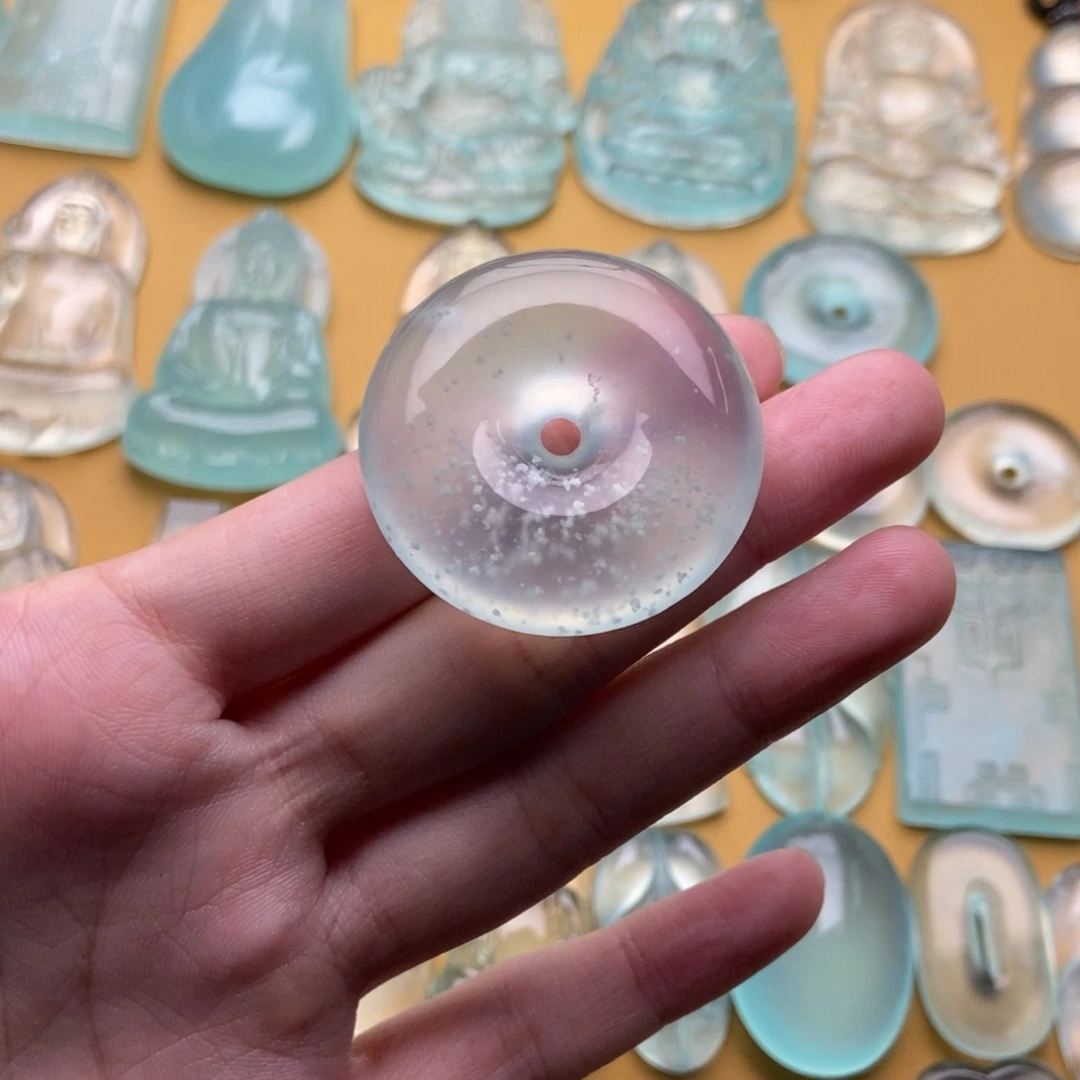 穿***者未镶嵌蛇纹石玉颈饰