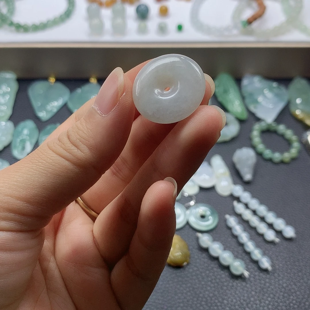 翡翠未镶嵌颈饰平安扣