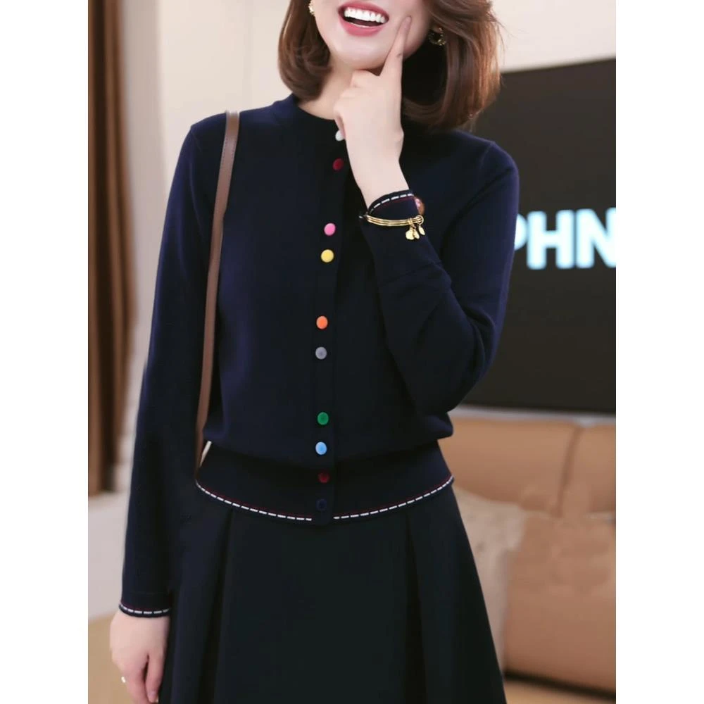 藏青色彩扣长袖针织开衫女秋冬2025新款时尚洋气显瘦小众百搭上衣