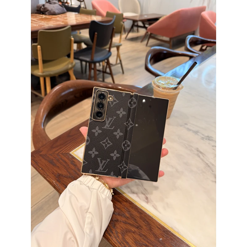 适用于三星W25/Maginc V5/XFold5磁吸中轴老花时尚字母折叠手机壳