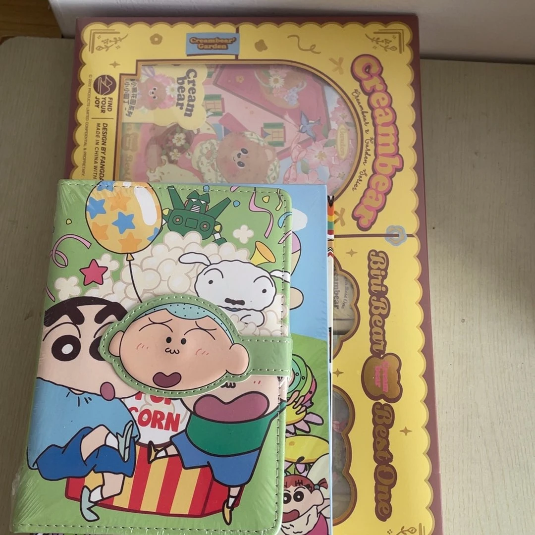 一个黄色礼盒三本小新