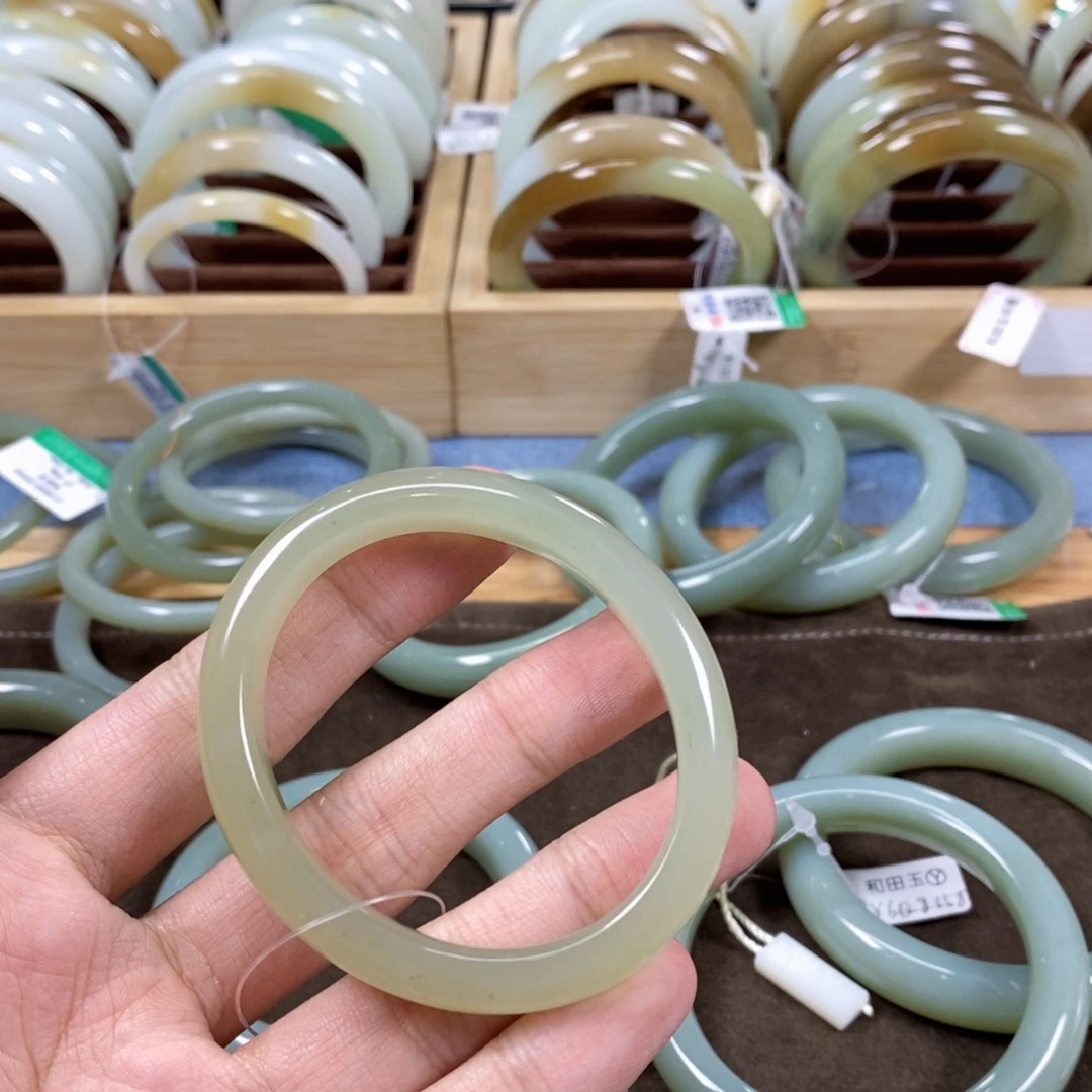 和田玉未镶嵌手镯