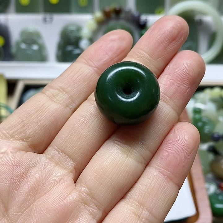 和田玉颈饰未镶嵌笑**?