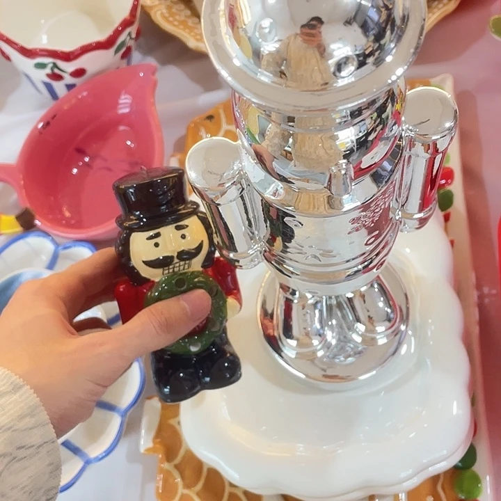 胡桃夹子摆件和灯。