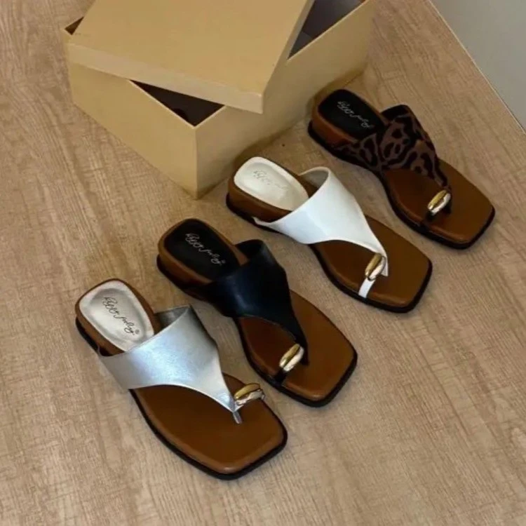 银色夏时尚外穿3cm夹趾小众踩屎感坡跟人字拖鞋女士中跟沙滩凉拖