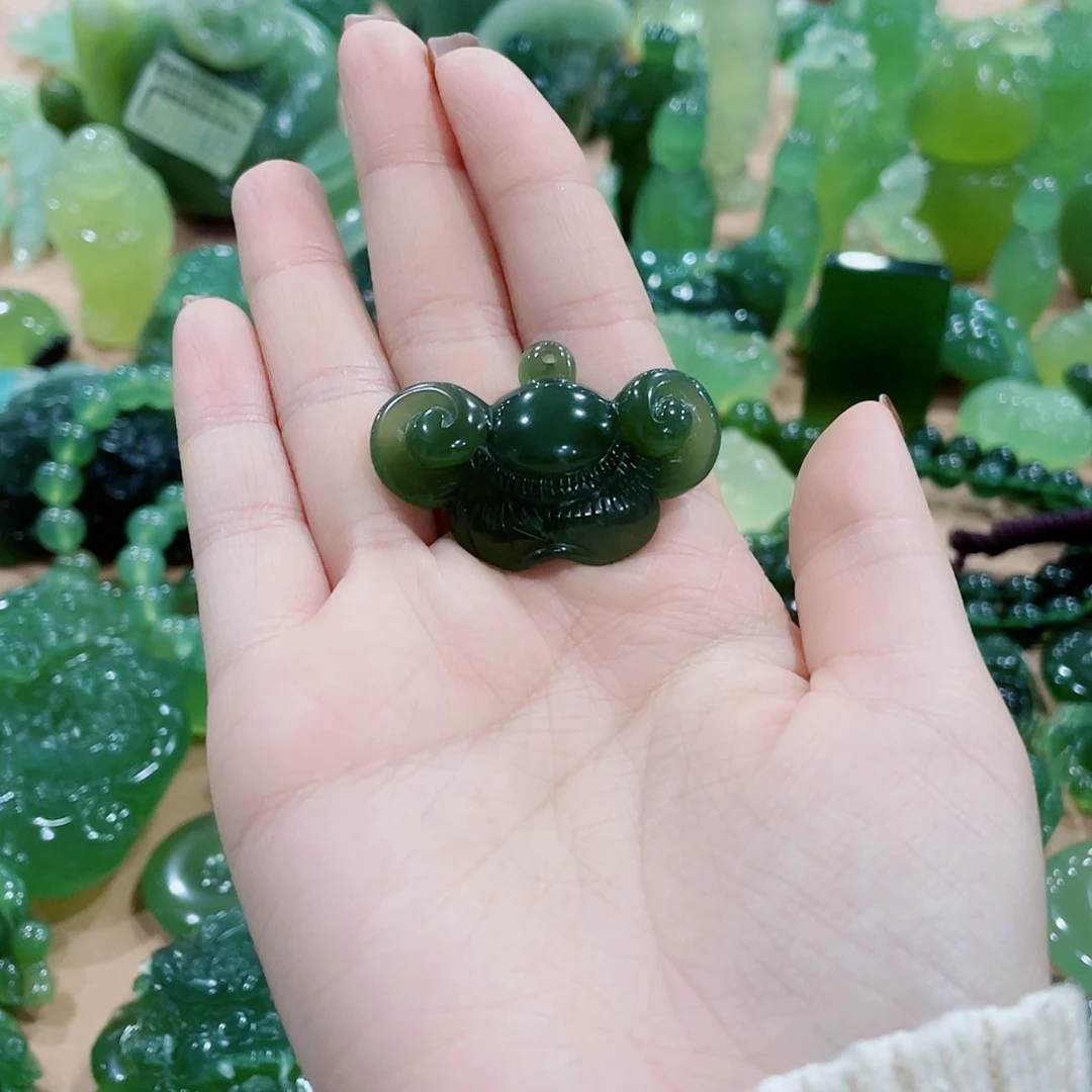 臣***连蛇纹石玉未镶嵌吊坠